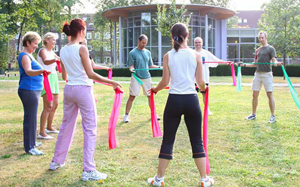 zar-muenster-praevention-praeventionskurse Präventionskurse im ZaR Münster – Gruppe beim Outdoor-Gruppentraining mit Therabändern